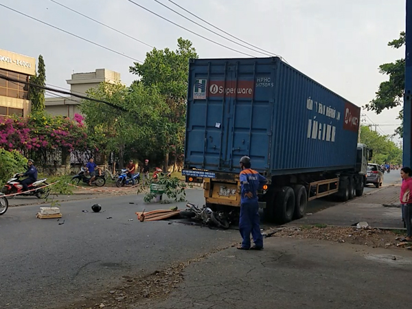 TPHCM: Tông đuôi xe container, nam công nhân chết thảm trên đường về nhà