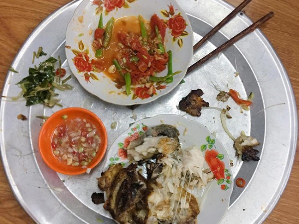 Về muộn được để phần cơm riêng nhưng nhìn vào mâm cơm vợ trẻ vẫn thấy tâm trạng 'ngổn ngang'
