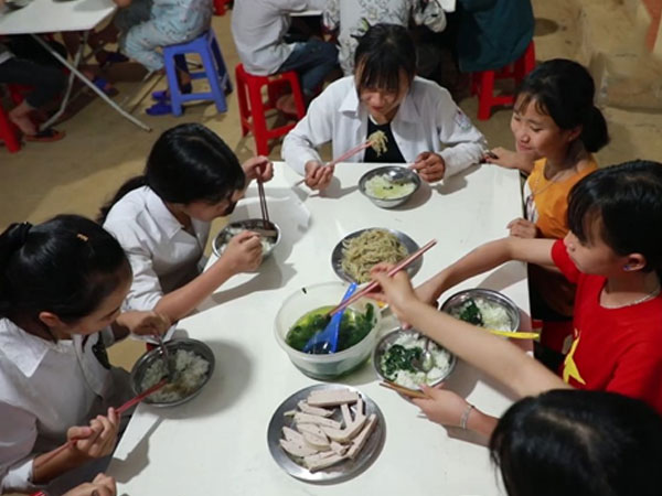 Video: Cuộc sống của học sinh bán trú nơi nữ sinh lớp 8 mang thai 12 tuần