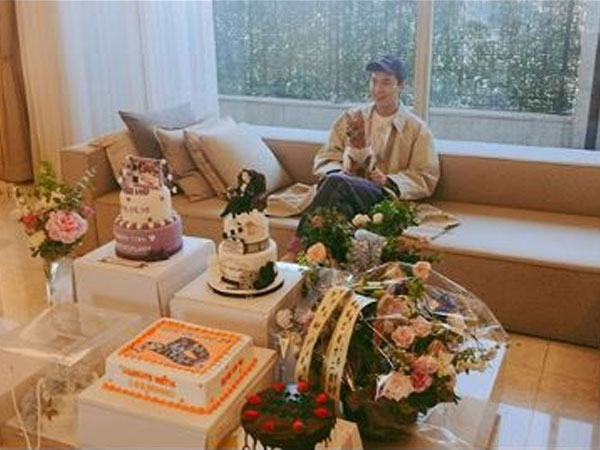 Việc đầu tiên làm sau khi xuất ngũ của Lee Min Ho lại là ôm chặt không rời 'nhân vật' đặc biệt này