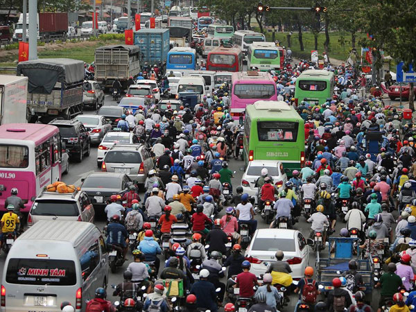 Cửa ngõ miền Tây Sài Gòn kẹt cứng dòng người về quê nghỉ lễ
