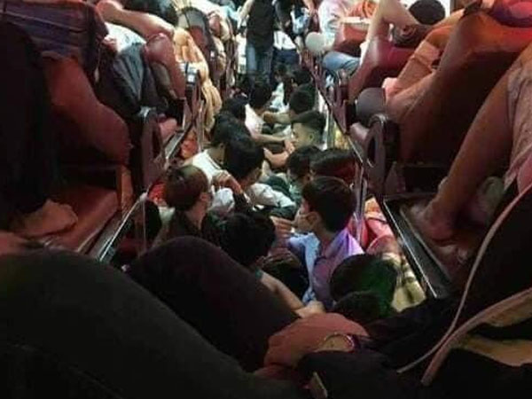 'Kêu trời' vì xe khách nhét gần trăm người dịp lễ 30/4