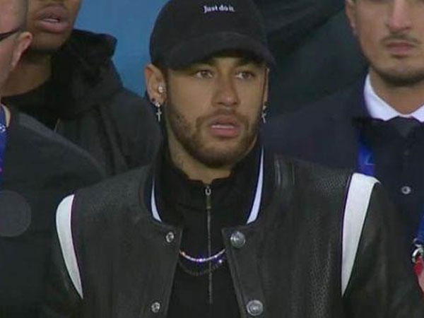 Neymar trả giá đắt vì nhục mạ trọng tài sau trận thua MU