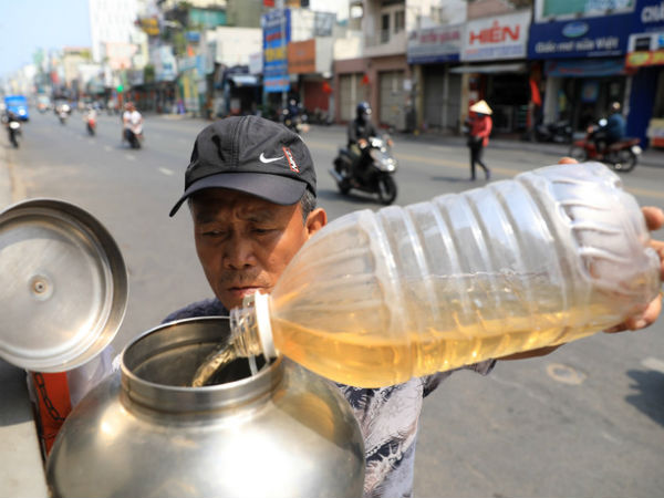 Những bình trà đá miễn phí trong nắng nóng ở Sài Gòn
