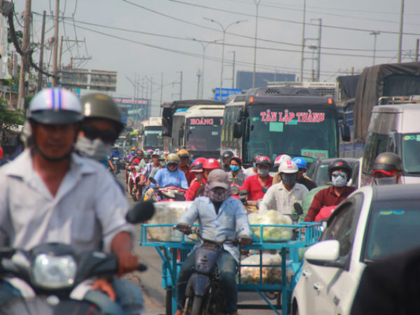 TP.HCM: Cửa ngõ phía Tây kẹt cứng, giao thông hỗn loạn vì người dân về quê nghỉ lễ 30/4 - 1/5