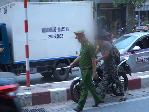 Video: Cảnh sát chặn người dân lên đường trên cao bắt xe về quê