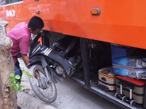 Video: Người dân 'nhét' cả xe máy lên khoang hàng ôtô về quê dịp nghỉ lễ