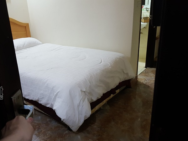 Bám theo con gái vào nhà nghỉ, giám đốc 50 tuổi bật khóc nức nở