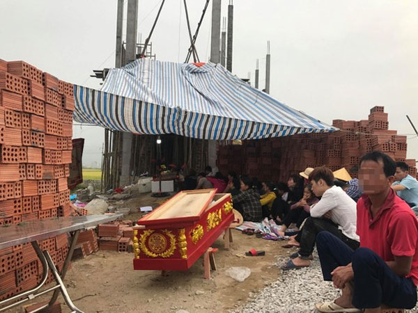 Bị đánh tử vong khi đi trả nợ, người thân mang xác đến nhà chủ nợ đòi 'công bằng'
