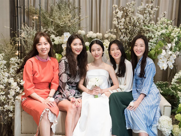 Bộ ảnh hậu trường cưới khủng nhất lịch sử Kbiz: Son Ye Jin và mỹ nhân 'Vườn sao băng' đọ sắc, còn có cả idol nhà YG