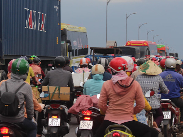 Cầu Rạch Miễu hai lần xả trạm, đường về miền Tây vẫn tắc