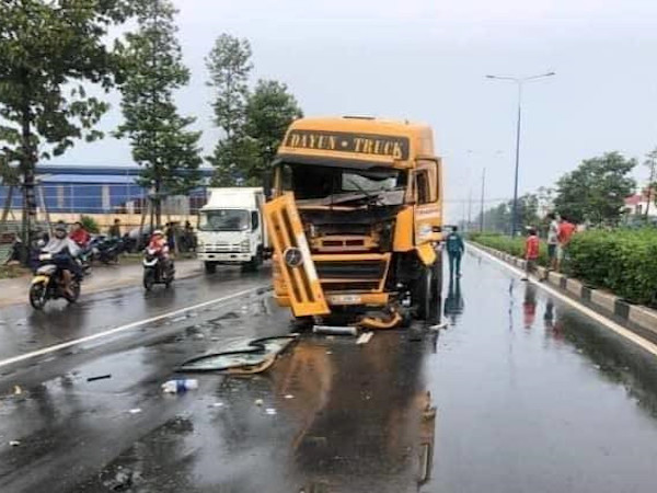 Chở con đi chơi lễ, một phụ nữ bị xe đầu kéo cán chết thương tâm