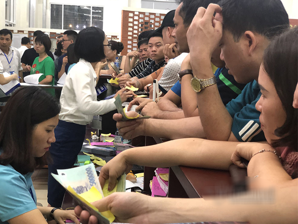 Du khách bơ phờ chen lấn mua vé lên tàu ra vịnh Hạ Long