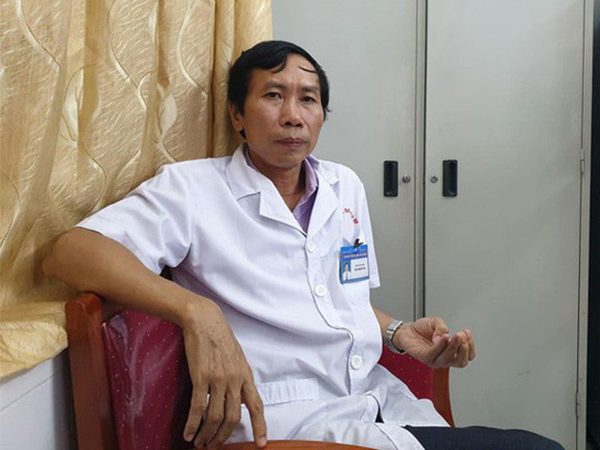 Lạ lùng bác sĩ đang yên vị chức GĐ chủ động xin làm nhân viên: Vợ con không ai phản đối