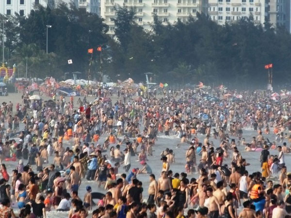 Ngày đầu nghỉ lễ: Biển Sầm Sơn đục ngầu, vạn người vẫn chen nhau tắm