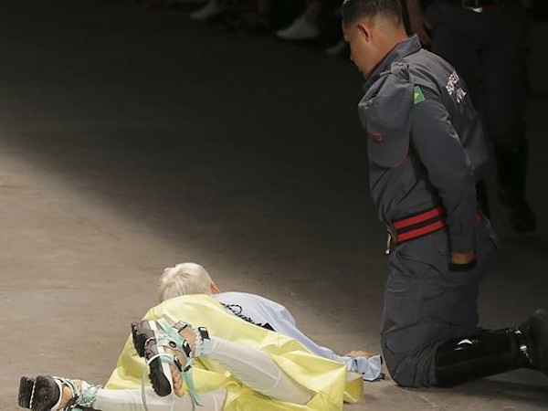 Người mẫu đột ngột qua đời sau khi vấp ngã trên sàn catwalk