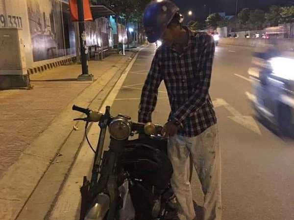 Ông bố nghèo dắt chiếc xe cà tàng vừa đi vừa khóc và hành động bất ngờ của cô gái lạ khiến nghìn người thả tim