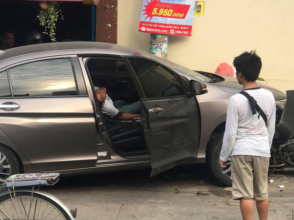 Tài xế nằm sùi bọt mép trong xe sau khi gây tai nạn ở Sài Gòn, nghi 'phê' ma tuý