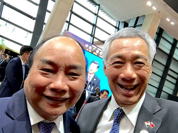 Thủ tướng Lý Hiển Long đăng ảnh 'wefie' cùng Thủ tướng Nguyễn Xuân Phúc