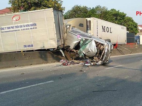 Video: Khoảnh khắc container đâm văng ô tô qua dải phân cách, gây tai nạn liên hoàn ở Hà Tĩnh
