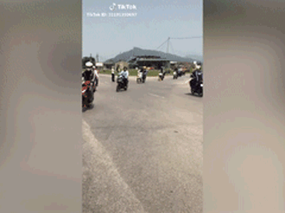 Video: Nhóm phượt thủ nối đuôi nhau qua ngã tư với tốc độ cao