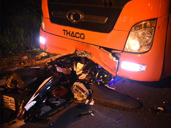 Xe máy tông trực diện vào xe khách khi đang đổ đèo, 2 người thương vong