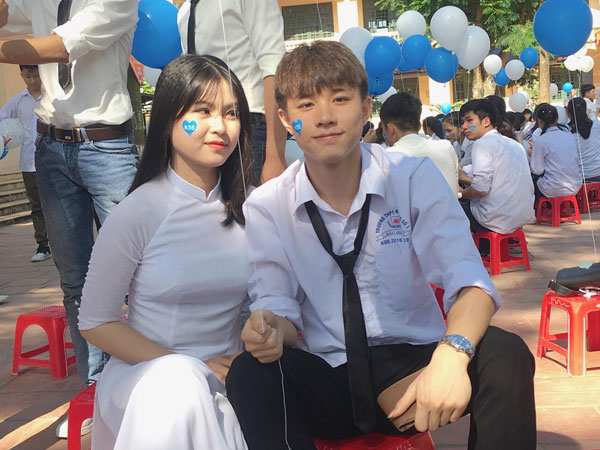 Đẹp trai, da trắng như con gái, nhiều tài lẻ... nam sinh Kinh Công này đang được xin link khắp Facebook