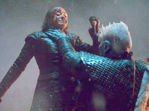 Game of Thrones mùa 8 tập 3: Tưởng ghê gớm, Dạ Đế cuối cùng bị Arya 'tiễn vong' chỉ bằng một nhát