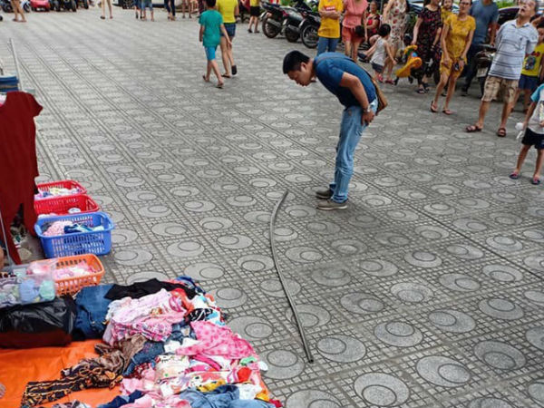 Hà Nội: Chơi dưới sân chung cư, hai bà cháu bị thanh sắt rơi trúng đầu chảy rất nhiều máu