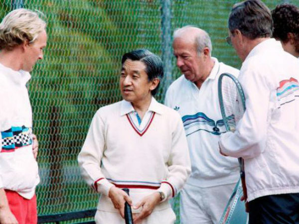 Lòng hiếu khách 'từ trái tim' của Nhật hoàng: Đón khách ở tận nơi đỗ xe, chơi tennis hết mình với khách quý