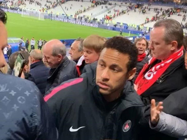 Neymar trước nguy cơ bị cấm 8 trận vì đấm CĐV