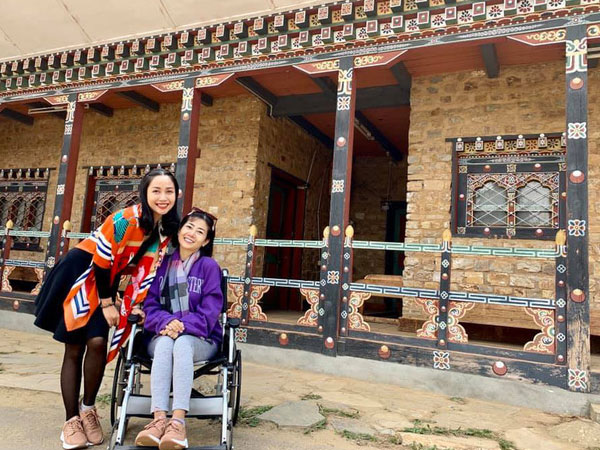 Ngồi xe lăn đi du lịch nước ngoài, Mai Phương xúc động bật khóc khi đứng cầu nguyện cùng Ốc Thanh Vân