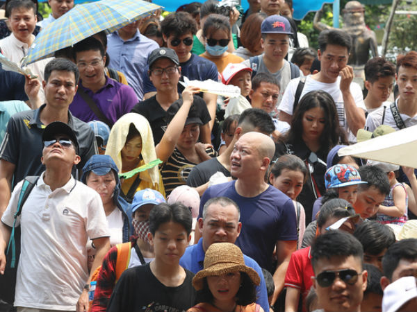Người Hà Nội đổ ra điểm vui chơi ở ngoại thành