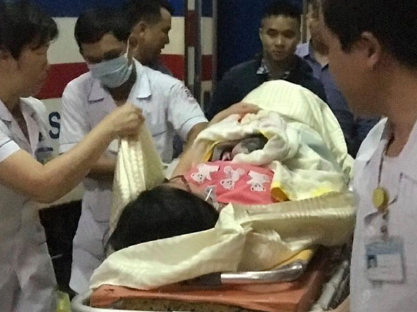 Nữ hành khách sinh bé gái trên tàu SE4 trong ngày nghỉ lễ 30/4
