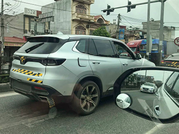 Ôtô VinFast lần đầu chạy trên đường phố Việt Nam