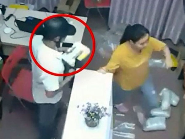 Clip: Đạo chích dùng 'ảo thuật' trộm iPhone ngay trước mặt nữ nhân viên