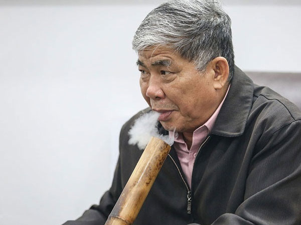 'Đại gia điếu cày' Lê Thanh Thản nhận bằng cử nhân Viện Đại học Kỷ lục Thế giới