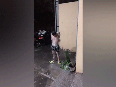 Góc tranh thủ: Thanh niên Hà Nội mang xà bông ra giữa đường tắm mưa, vừa tiết kiệm nước lại như cả tuổi thơ ùa về