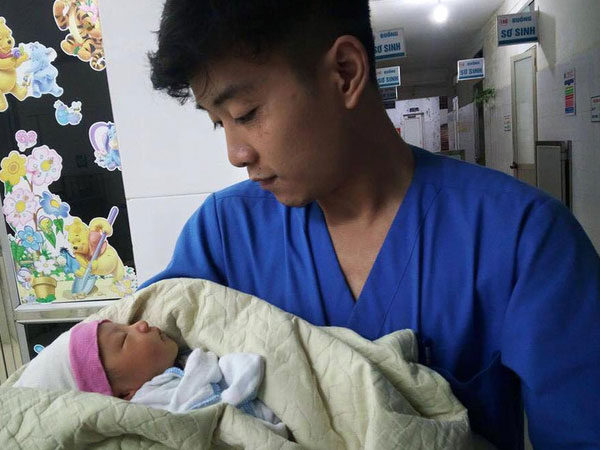Hà Nội: Bé trai khoảng 10 ngày tuổi bị bỏ rơi ở xe rác trong đêm mưa tầm tã