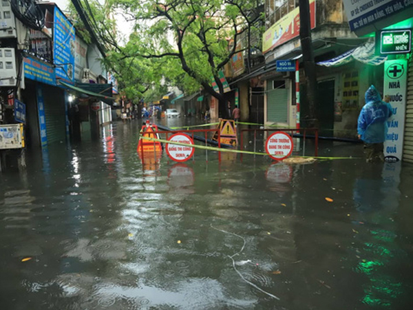 Hà Nội ngập sâu, sinh hoạt của người dân đảo lộn sau cơn mưa lớn