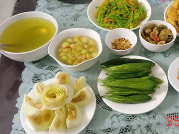Khoe loạt mâm cơm 4 người ăn chưa đến 50k, vợ trẻ khiến chị em hoang mang cho đến khi tiết lộ điều này