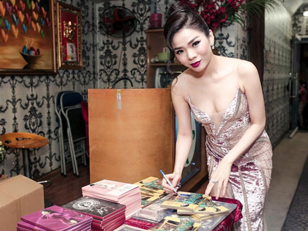 Lệ Quyên phản hồi khi bị chê đứng bán đĩa trong chuyến lưu diễn
