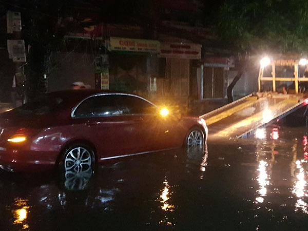 Ôtô Mercedes chết máy, rác lềnh bềnh sau trận mưa ngập lúc nửa đêm
