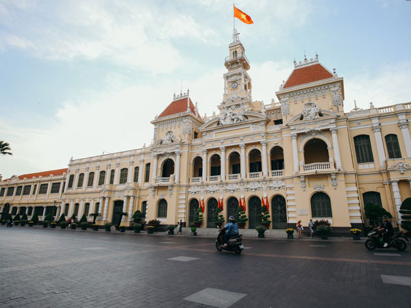 Sài Gòn bình yên lạ thường, đường phố vắng bóng phương tiện trong những ngày nghỉ lễ 30/4 - 1/5
