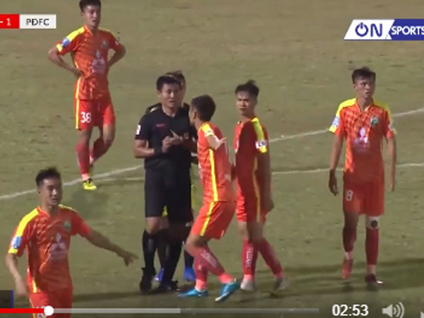 SỐC: Trọng tài rút nhầm thẻ đỏ trong trận đấu giữa Phù Đồng vs Cần Thơ