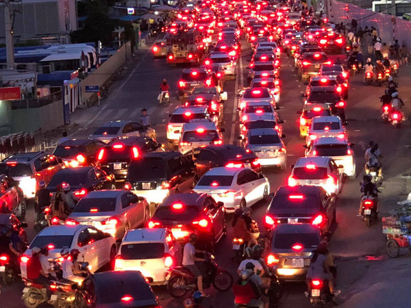 TP.HCM: Hàng ngàn người dân đổ về trung tâm, háo hức chào mừng Ngày giải phóng miền Nam 30/4