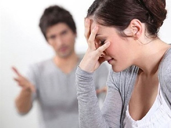 Chồng hay xúc phạm tôi ở chỗ đông người