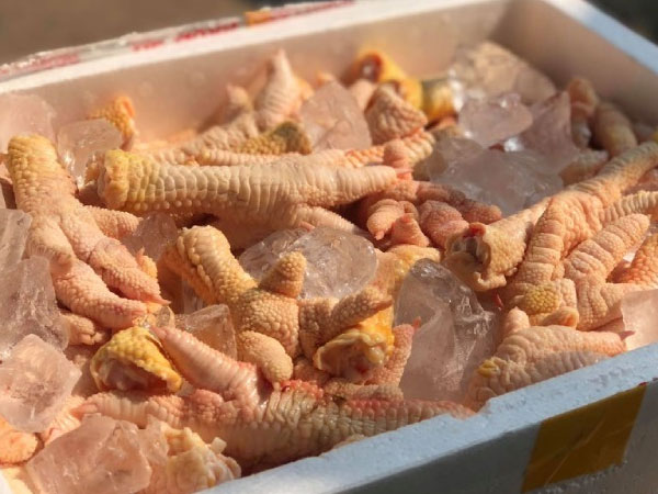 Chuyện lạ: Chân gà khồng lồ, 400 ngàn/kg vẫn cháy hàng