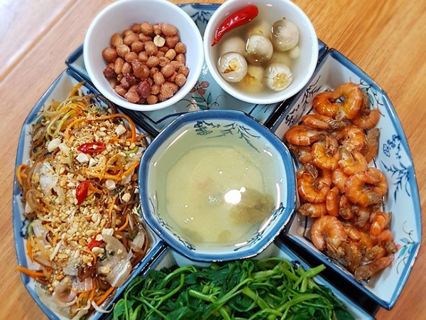Đăng ảnh mâm cơm vừa ngon vừa mát ngày hè, vợ trẻ lại khiến chị em tò mò vì chiếc mâm độc đáo