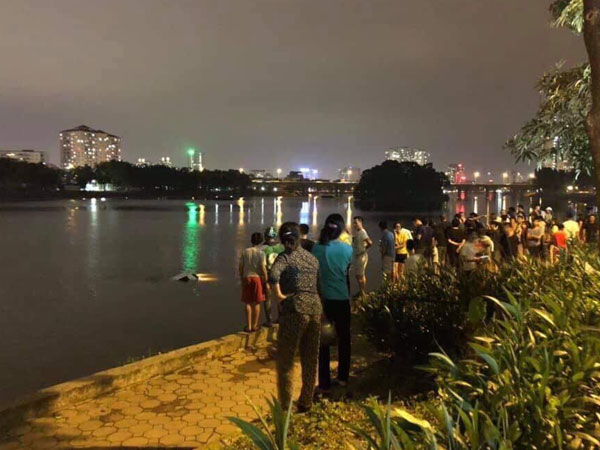 Hà Nội: Tài xế ô tô 4 chỗ mất lái, lao xe xuống hồ Linh Đàm khiến nhiều người thót tim